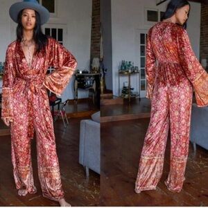 NWT $168
Velvet Long Sleeve
Wide Leg Flare Sleeve Jumpsuit
Excellent condition